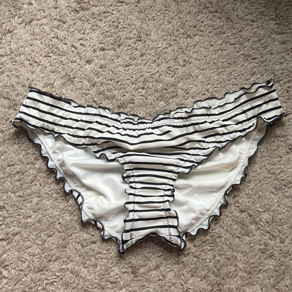 Victoria Secret ruched bikini bottoms, striped size small!